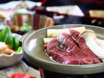 夕食の一例　厚みのある信州牛の陶板焼きを、じっくりと焼いてお召し上がりください。