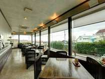 *【レストラン】大きな窓ガラスで光溢れるレストラン。明るいフロアで洋朝食をお楽しみください