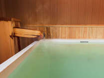 【源泉貸切風呂】ヒノキの香りが漂う中ノ沢温泉の上質の源泉を贅沢にかけ流しした広々とした貸切風呂。