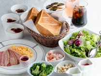 【ご朝食】厚切りトーストとサラダの洋食。地元の『木村ヨーグルト』をご提供。