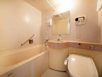 【ユニットバス】浴槽は広めの横110cm奥行60cm足を伸ばしてごゆっくりお寛ぎ下さいませ。