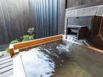 源泉は長生源泉と東谷源泉の2種類をかけ流した半露天檜風呂。洗い場・シャワーも完備。