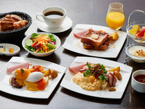 R　restaurant　&　bar（13F）　朝食メインメニューメインは3種類の中からお選びいただけます。