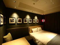 【ダブルルームA】山笠をコンセプトにしたお部屋です。ベッド幅は160cmの広々サイズ。