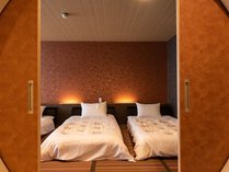 特別室　幸　香るの間６０畳のお部屋に、居間・ベッド５台・ヒノキ風呂の完備。