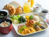 軽朝食（和洋ビュッフェ）：　セルフ式軽朝食。　コーヒーなどのほか、パン・ライス、お惣菜など