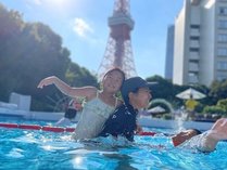 東京タワーを間近に眺められるプールで愉しむ親子　イメージ