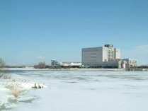 【冬】冷え込むとホテルの目の前を流れる茨戸川が結氷する事もあります。