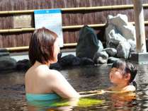 露天風呂はお肌がツルツルになると評判の強塩泉天然温泉です。