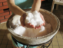 塩をカラダに塗りこんで、更に発汗を促す塩サウナ
