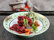 会津の桜刺（馬刺し）は、ニンニク辛味噌をといた醤油につけてお召し上がりください。