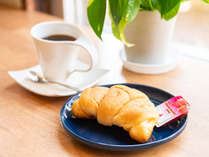 朝食サービス　コーヒー又は紅茶とパン　※パンの種類は日により異なります
