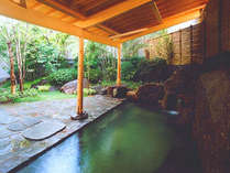 【別棟　露天風呂】緑に囲まれながら、露天風呂をお楽しみ頂けます。