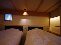 今心亭３階客室「駒草」７４平米シモンズ製ダブルべッドが２台置かれた寝室