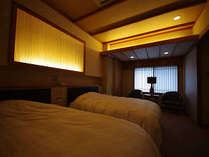 今心亭３階客室「睡蓮」９９平米シモンズ製ダブルべッドが２台置かれた寝室