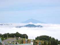 【雲海】タイミングが合えば山頂に建つ当館から見下ろせます。