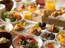当ホテルシェフ手作りの彩り鮮やかな朝食和洋ブッフェ☆　ごはん、味噌汁もすべて天然温泉水を使用。
