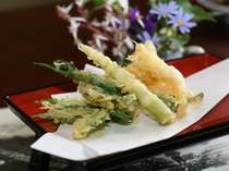 地元で採れた山菜の天ぷら　すすたけ、こごみ、きのした、など・・白えびも