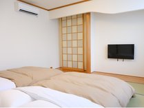 完全個室のベッドルーム。和のモダンな内装とダブルサイズのローベットを設置。