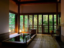 【客室／光】 大きな窓からは緑が広がる開放的な温泉半露天風呂