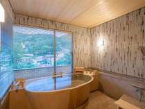 本館特別客室内には青森桧葉の内風呂があり、誰にも気兼ねなくゆっくりと温泉をお楽しみいただけます。