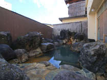 #温泉_露天岩風呂_少し熱めの温泉は自慢の露天風呂でのんびり楽しみたい。