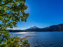 **【秋の河口湖北岸】湖を挟んで富士山を眺めることができ、秋には美しい紅葉風景を楽しめます。