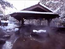 【りんどうの湯】〈露天風呂〉冬は雪の中での露天風呂は至福のひとときと言っても過言ではありません。
