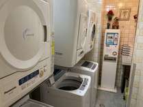 （洗濯機３台・乾燥機３台）ご使用は無料で御座います。洗剤は５０円で購入をお願いします