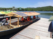 屋根のある和船(高瀬舟)で優雅に東条湖八景を巡る