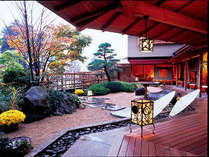 四季折々の移ろいを感じることの出来る日本庭園 写真