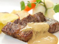 #オリジナルディナープランー単品一例ー　新潟和牛ステーキ。自家製ソースと一緒にお召し上がりください。