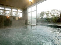 *【大浴場】大きな窓があるので開放的な雰囲気。源泉かけ流しの温泉をお愉しみ下さい。