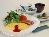 "*【朝食一例】ボリュームたっぷりの朝食で、朝から元気いっぱいお過ごしください。"