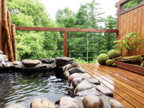 貸切温泉露天風呂は2018年7月にリニューアル。より自然を感じやすくなっております