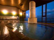 ≪大浴場・男湯≫日本海若狭湾が一望出来る美浜温泉大浴場。満月の夜の景色はまた違った趣があります。