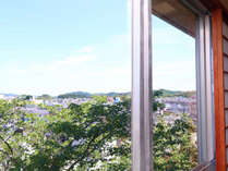【#住乃江の雰囲気】木々に囲まれた高台に位置する当館は街並みを一望。