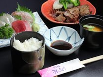 旅館まんりょうの夕食は豪華に見えませんが実は豪華な食材