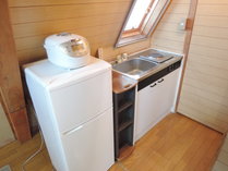 *【コテージ・台所】台所には冷蔵庫や炊飯器、調理器具・食器を完備