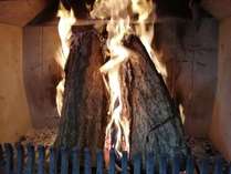 冬フリースペースは毎日暖炉がパチパチと。