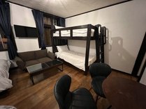 RoomNo４　ダブルベッド×２　シングル二段ベッドの、お部屋