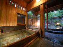 貸切風呂【山の辺の湯】内湯と露天風呂を併設しており、ファミリーに人気です。