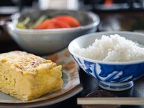 【朝食】焼き立て玉子焼きが大人気。その他地元食材をお楽しみください。