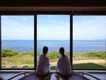 前面ガラス張りで日本海をパノラマで眺めることが出来ます