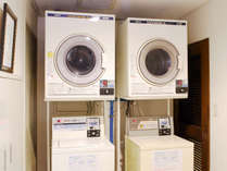≪コインランドリー≫館内1階に洗濯機と乾燥機を各2台ご用意いたしております。