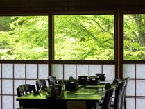 【お食事会場】夕朝、夏は美しい緑に囲まれながらお食事が楽しめます