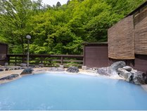 【露天風呂】一面の緑と山の風が心地いい岩風呂。