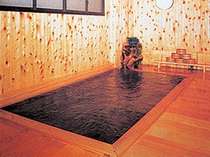 檜の香りと渋温泉独特のお湯の香りが漂う総檜風呂