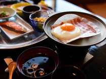 高知の皿鉢に盛りつけられた朝食あつあつの目玉焼きなど和定食【写真一例】