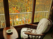 *本館和室（バス無・トイレ無）のお部屋からの景色。渓流のせせらぎと山の四季をお楽しみいただけます。